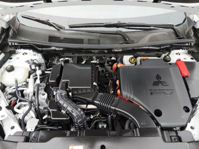 2024 Mitsubishi Outlander Plug-In Hybrid — photo 9 view