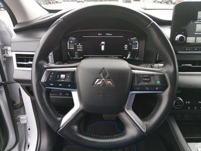 2024 Mitsubishi Outlander Plug-In Hybrid — photo 12 view