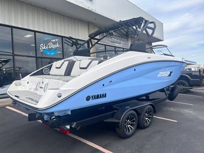 2024 Yamaha 252XE — engine compartment view