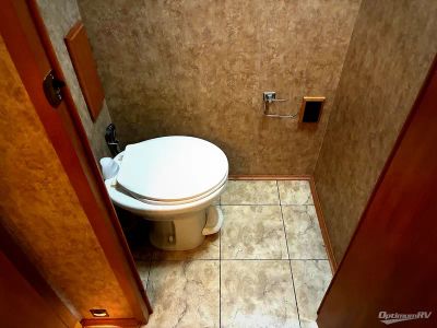 2006 Winnebago Voyage — photo 13 view