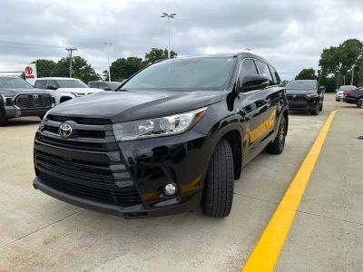 2017 Toyota Highlander — rear three-quarter view