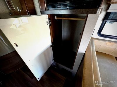 2017 Itasca Navion — photo 13 view