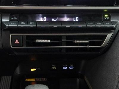 2025 Toyota Camry FWD - Photo 19