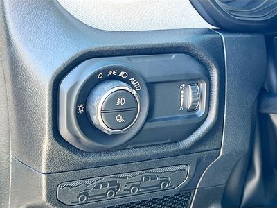 2026 Jeep Gladiator — photo 10 view