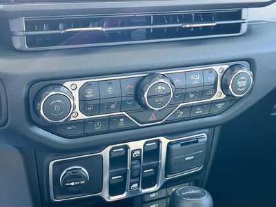 2026 Jeep Gladiator — photo 14 view