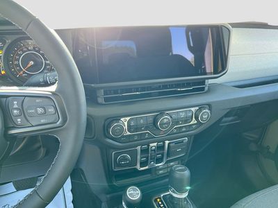2026 Jeep Gladiator — photo 13 view