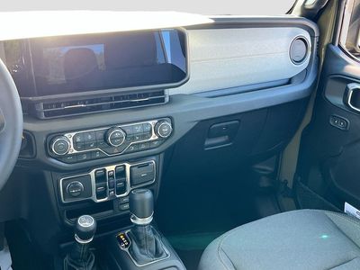 2026 Jeep Gladiator — photo 20 view