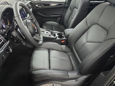 2026 Porsche Macan - Photo 5