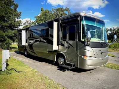 2008 Newmar Ventana — front three-quarter view