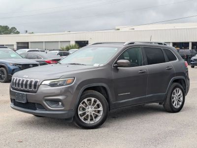 2019 Jeep Cherokee Latitude Plus in Gray — front three-quarter view