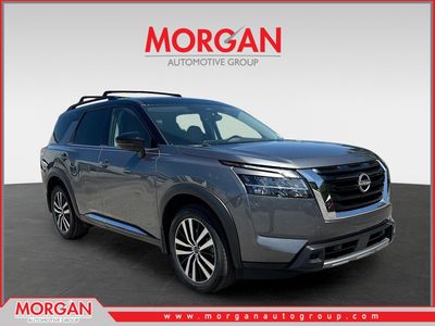 2024 Nissan Pathfinder Platinum in Gun Metallic/Super Black — front three-quarter view