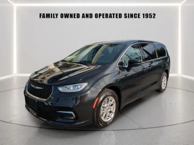 2023 Chrysler Pacifica — side profile view