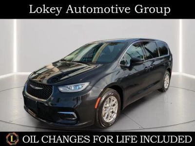 2023 Chrysler Pacifica Touring L in Brilliant Black Crystal Pearlcoat — front three-quarter view