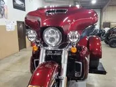 2017 Harley-Davidson® FLHTCUTG - Tri Glide® Ultra — front three-quarter view