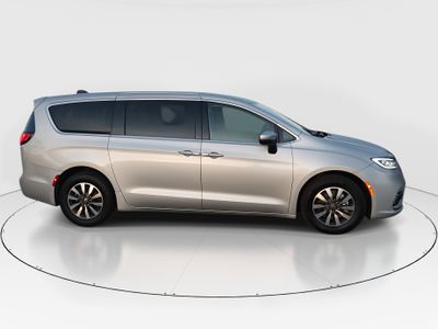 2023 Chrysler Pacifica — photo 8 view