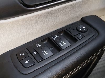 2023 Chrysler Pacifica — photo 18 view