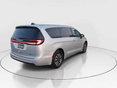 2023 Chrysler Pacifica — photo 7 view