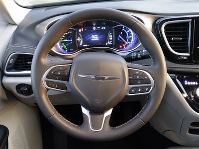 2023 Chrysler Pacifica — photo 12 view