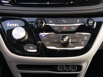 2023 Chrysler Pacifica — photo 13 view