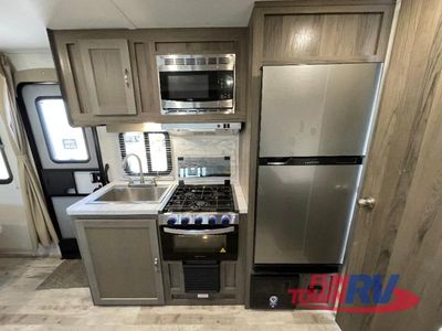 2025 Gulf Stream RV Kingsport Ranch — photo 15 view