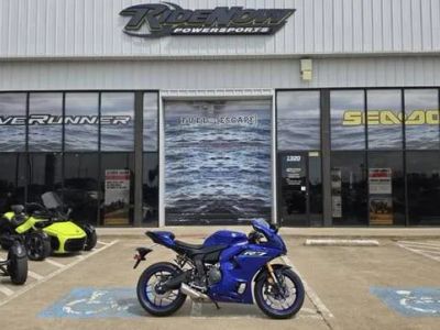 2026 Yamaha YZF-R7 — front three-quarter view