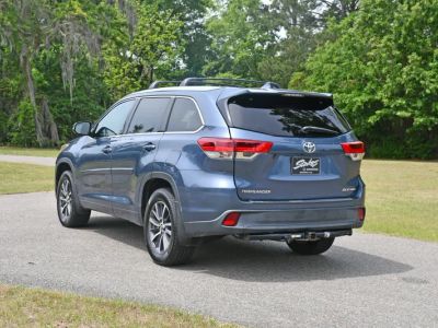 2017 Toyota Highlander - Photo 2