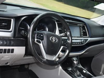 2017 Toyota Highlander - Photo 8