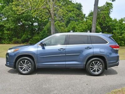 2017 Toyota Highlander - Photo 1