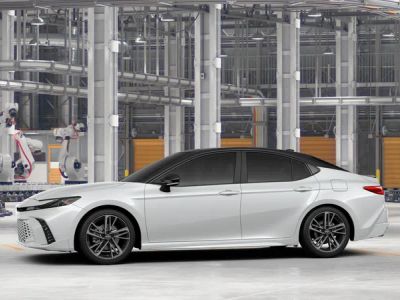 2026 Toyota Camry - Photo 3