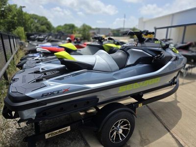 2025 Sea-Doo RXT-X 325 Ice Metal / Manta Green — interior view