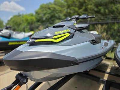 2025 Sea-Doo RXT-X 325 Ice Metal / Manta Green — rear three-quarter view