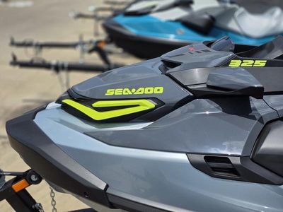 2025 Sea-Doo RXT-X 325 Ice Metal / Manta Green — photo 11 view