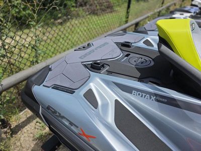 2025 Sea-Doo RXT-X 325 Ice Metal / Manta Green — photo 9 view