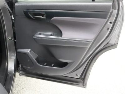 2025 Toyota Highlander FWD - Photo 35