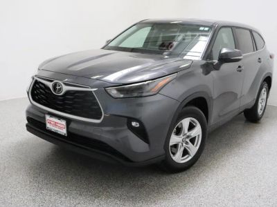 2025 Toyota Highlander FWD - Photo 2