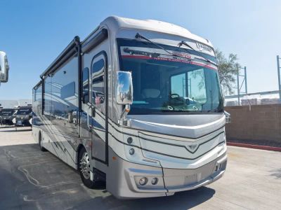 2027 Fleetwood DISCOVERY — front three-quarter view