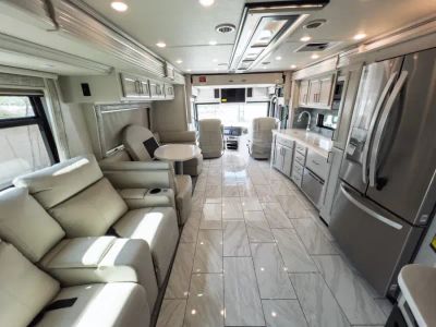 2027 Fleetwood DISCOVERY — interior view