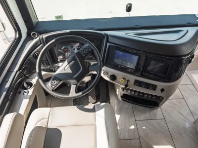 2027 Fleetwood DISCOVERY — side profile view