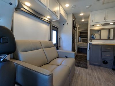 2024 Thor Motor Coach Four Winds Sprinter — photo 17 view