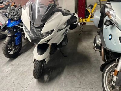 2021 BMW R1250RT — front three-quarter view