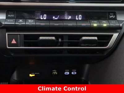 2025 Toyota Camry FWD - Photo 18