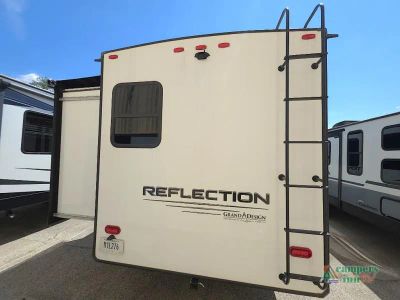 2021 Grand Design Reflection — engine compartment view
