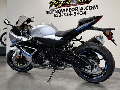 2025 Suzuki GSX-R1000 — interior view