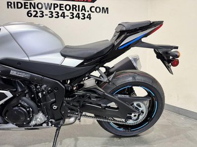 2025 Suzuki GSX-R1000 — photo 11 view