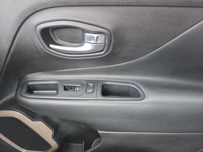 2017 Jeep Renegade — photo 21 view