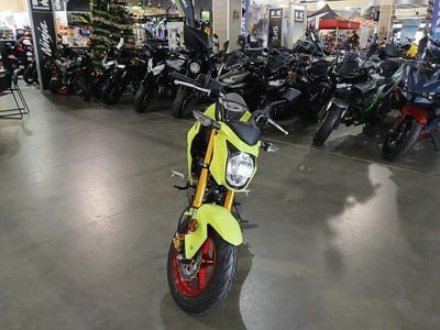 2026 Kawasaki Z125 PRO — engine compartment view