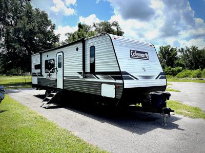 2022 Dutchmen Coleman Lantern — front three-quarter view