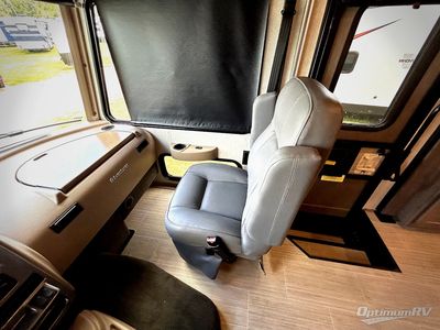 2022 Winnebago Adventurer — photo 8 view