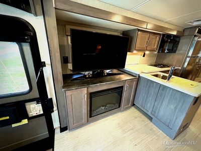 2022 Winnebago Adventurer — photo 10 view