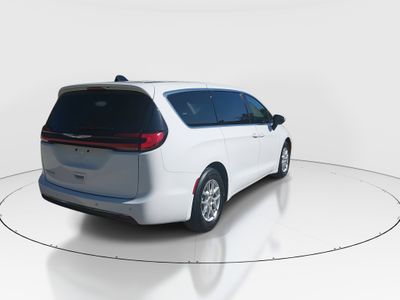 2023 Chrysler Pacifica — photo 7 view
